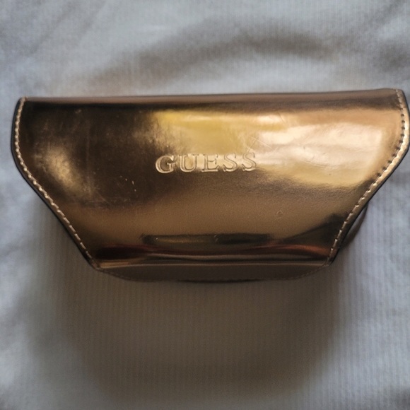 Guess sunglasses with case - Picture 2 of 5